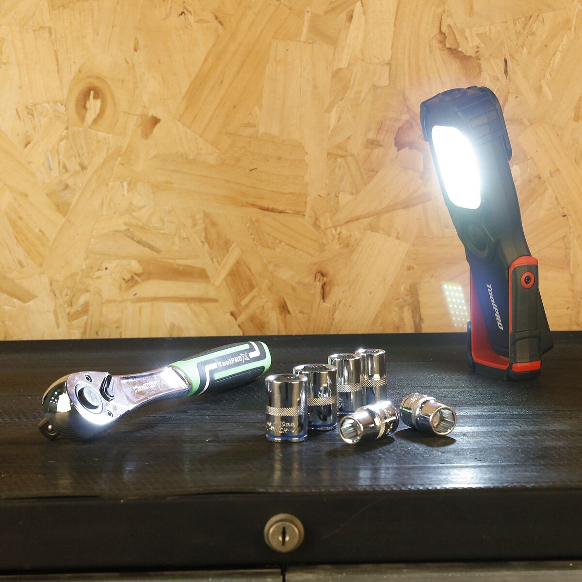 ToolPRO Magnetic Base Worklight 850 Lumens, , scaau_hi-res