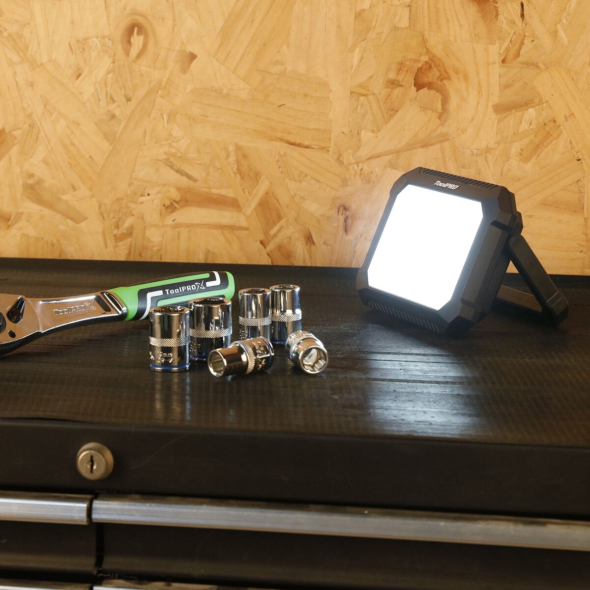 ToolPRO Folding Area Light 1200 Lumens, , scaau_hi-res