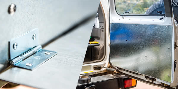 Hinge attached to rear panel of 4wd